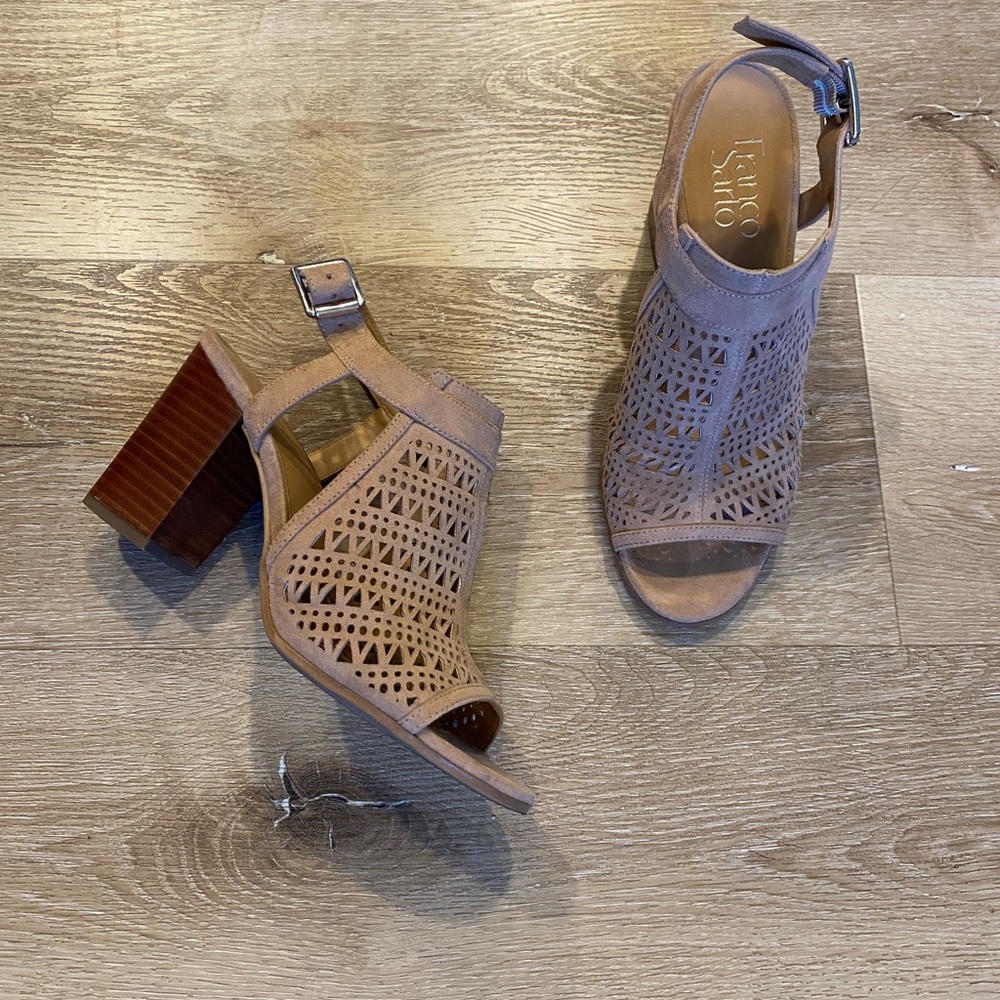 Very gently used Size 7 wedge sandal/shoe.